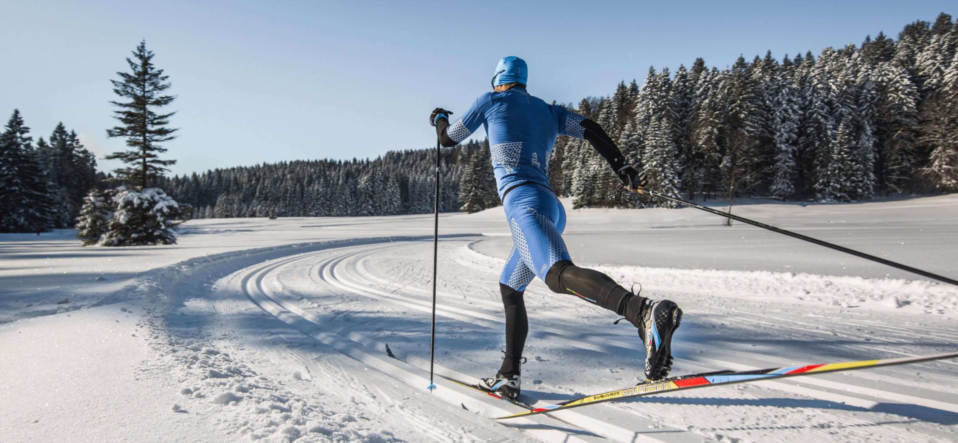 Langlaufende Gäste im verschneiten Salzburger Land, umgeben von den Hohen Tauern